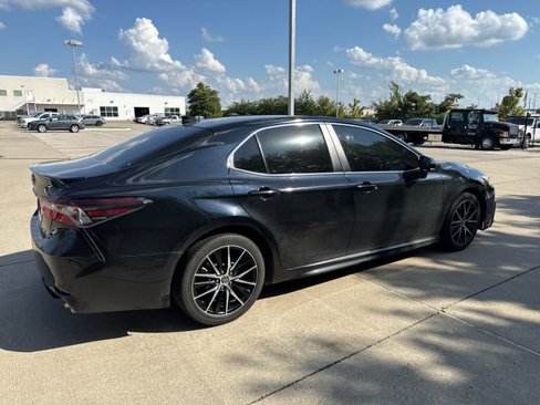 Used 2021 Toyota Camry SE image 5