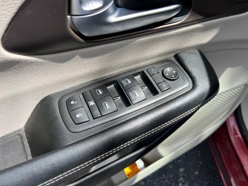Used 2022 Chrysler Voyager LX image 17