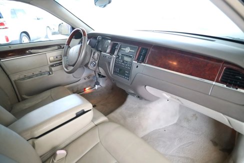 Used 2005 Lincoln Town Car Signature Limited image 3