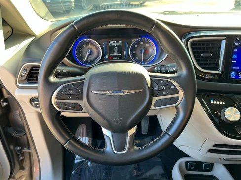 Used 2017 Chrysler Pacifica Touring-L image 11