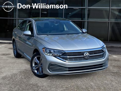 Used 2024 Volkswagen Jetta SE image 1