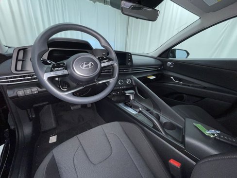 New 2025 Hyundai Elantra SE image 3