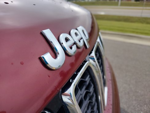 Used 2019 Jeep Grand Cherokee Laredo w/ Laredo X Package image 2
