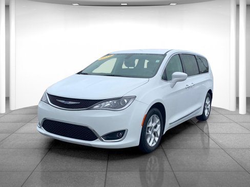 Used 2018 Chrysler Pacifica Touring Plus w/ Tire & Wheel Group image 3