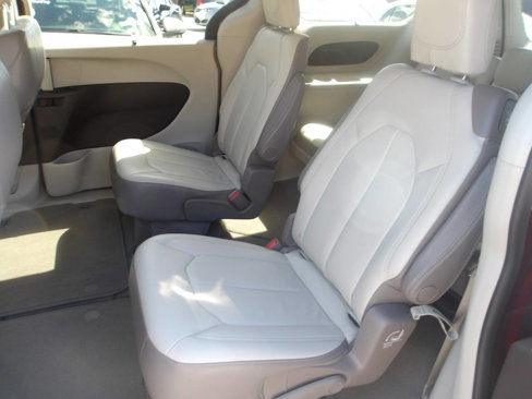 Used 2017 Chrysler Pacifica Touring-L image 9