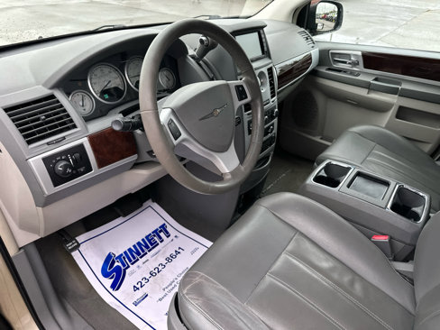 Used 2010 Chrysler Town & Country Touring image 16