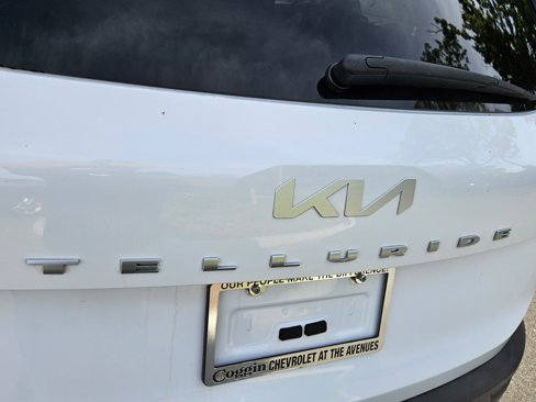 Used 2022 Kia Telluride EX w/ EX Premium Package image 16