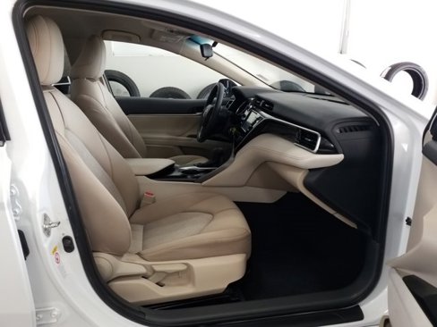 Used 2018 Toyota Camry LE image 18