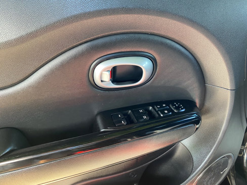 Used 2015 Kia Soul + image 21