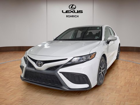 Used 2022 Toyota Camry SE image 1