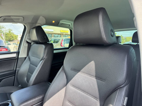 Used 2014 Volkswagen Touareg Sport image 13