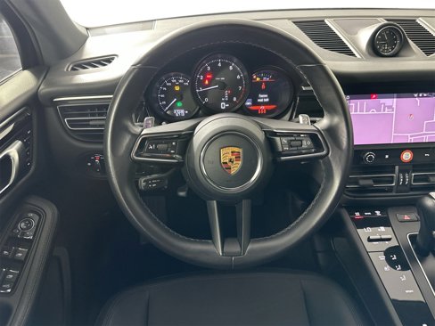 Certified 2022 Porsche Macan image 18