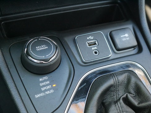 Used 2019 Jeep Cherokee Limited w/ Luxury Group image 16