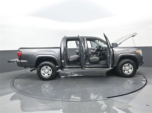 Used 2018 Toyota Tacoma SR image 31