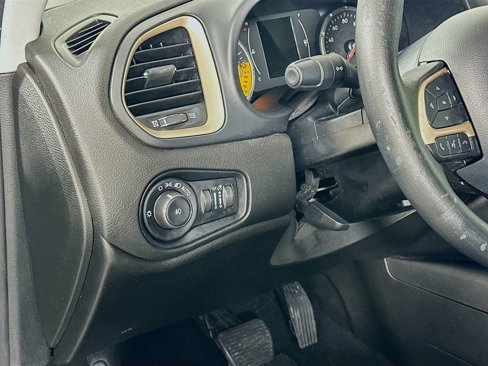 Used 2016 Jeep Renegade Latitude image 10