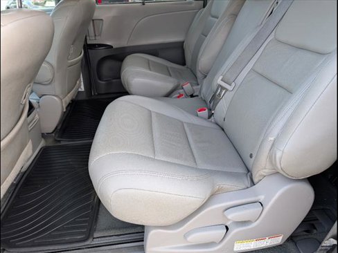 Used 2016 Toyota Sienna LE image 6