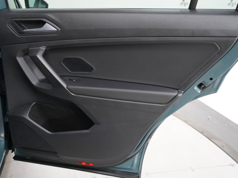 Used 2021 Volkswagen Tiguan SE w/ Panoramic Sunroof Package image 10