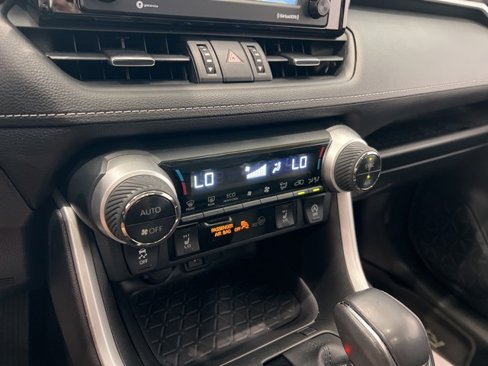Used 2020 Toyota RAV4 XLE Premium image 32
