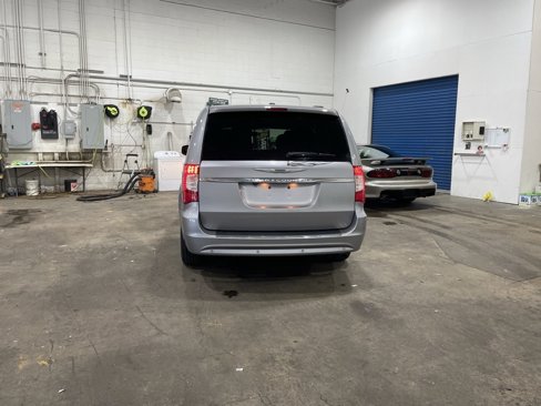 Used 2013 Chrysler Town & Country Touring-L w/ Driver Convenience Group image 6