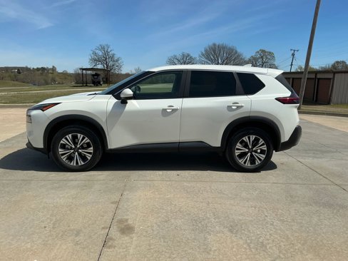 Used 2023 Nissan Rogue SV image 2