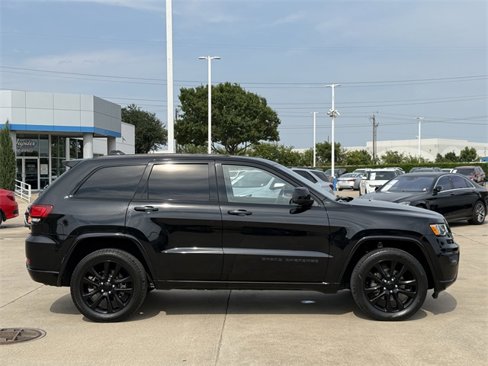 Used 2018 Jeep Grand Cherokee Altitude image 3