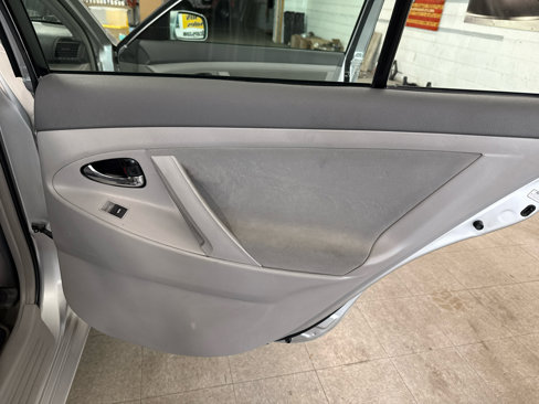 Used 2010 Toyota Camry LE image 51