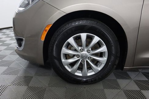 Used 2018 Chrysler Pacifica Touring Plus image 16