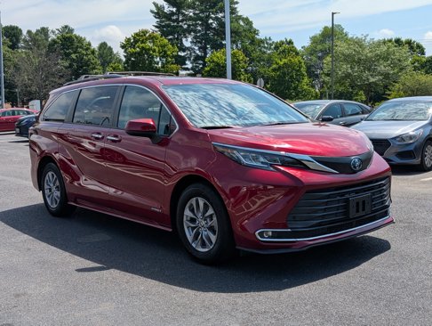 Certified 2021 Toyota Sienna XLE image 2