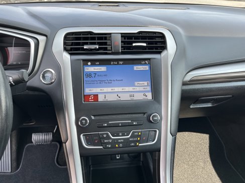 Used 2018 Ford Fusion SE w/ Fusion SE Technology Package image 19