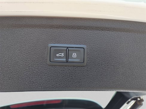 Used 2020 Audi Q5 e Prestige w/ Prestige Package image 26