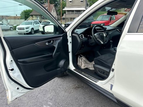 Used 2015 Nissan Rogue SV w/ SV Moonroof Package image 12