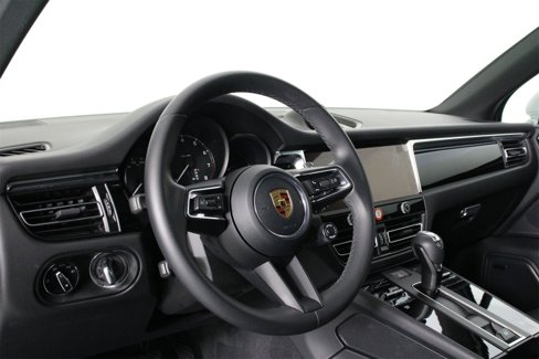 Certified 2025 Porsche Macan image 4