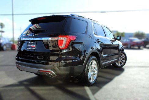 Used 2016 Ford Explorer XLT w/ Equipment Group 202A image 3