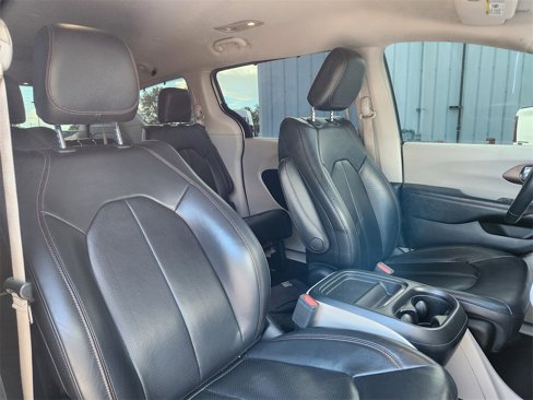 Used 2018 Chrysler Pacifica Touring-L image 15