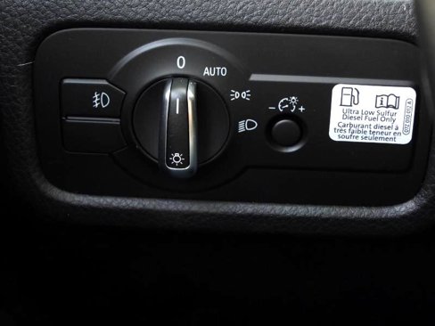Used 2016 Volkswagen Touareg Sport image 65