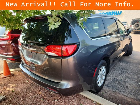 Used 2019 Chrysler Pacifica Touring image 4