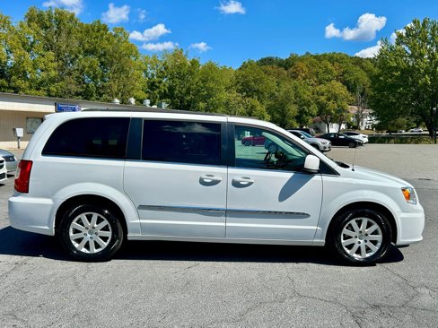 Used 2016 Chrysler Town & Country Touring image 9