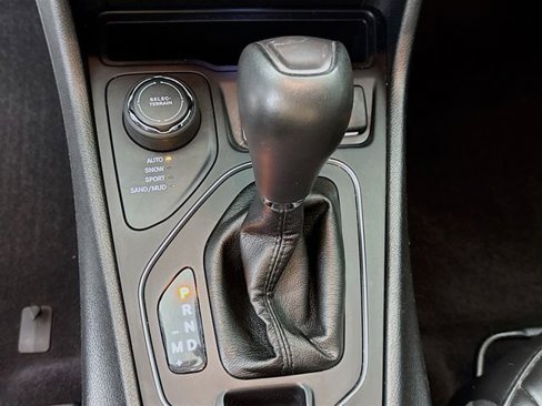 Used 2019 Jeep Cherokee Latitude Plus w/ Cold Weather Group image 20