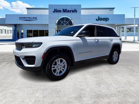 Used 2023 Jeep Grand Cherokee Laredo image 2