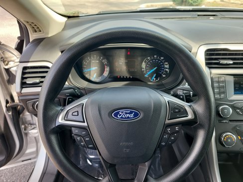 Used 2018 Ford Fusion SE image 25