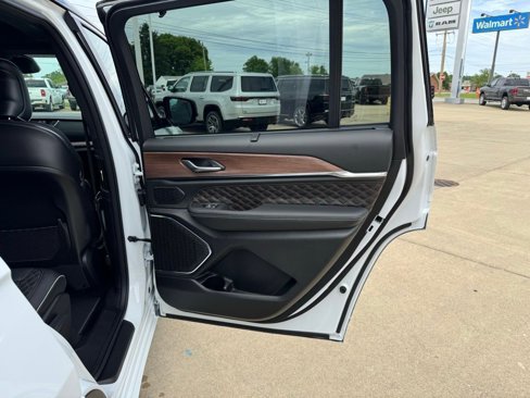 New 2025 Jeep Grand Cherokee L Summit w/ Luxury Tech Group V image 24