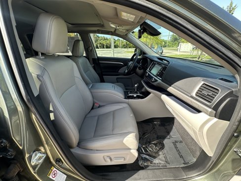 Used 2018 Toyota Highlander Limited image 32