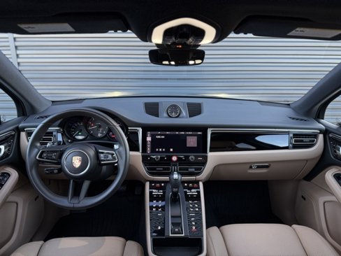Certified 2025 Porsche Macan image 16
