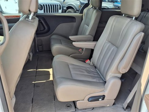 Used 2016 Chrysler Town & Country Touring image 18