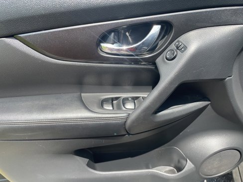 Used 2018 Nissan Rogue SV image 18