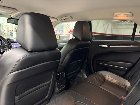 Used 2019 Chrysler 300 Limited image 23