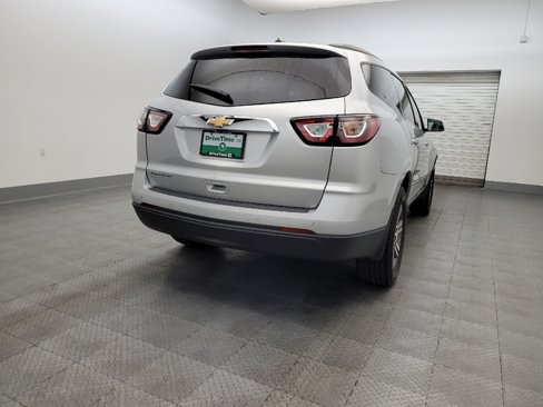 Used 2017 Chevrolet Traverse LT image 7