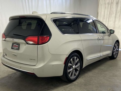 Used 2020 Chrysler Pacifica Limited image 3