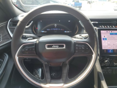 Used 2024 Jeep Grand Cherokee Limited w/ Black Appearance Package image 11