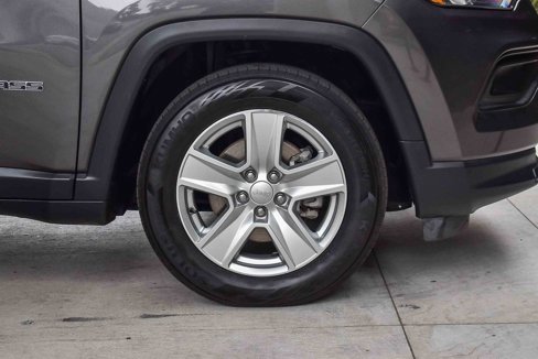 Used 2022 Jeep Compass Latitude image 11
